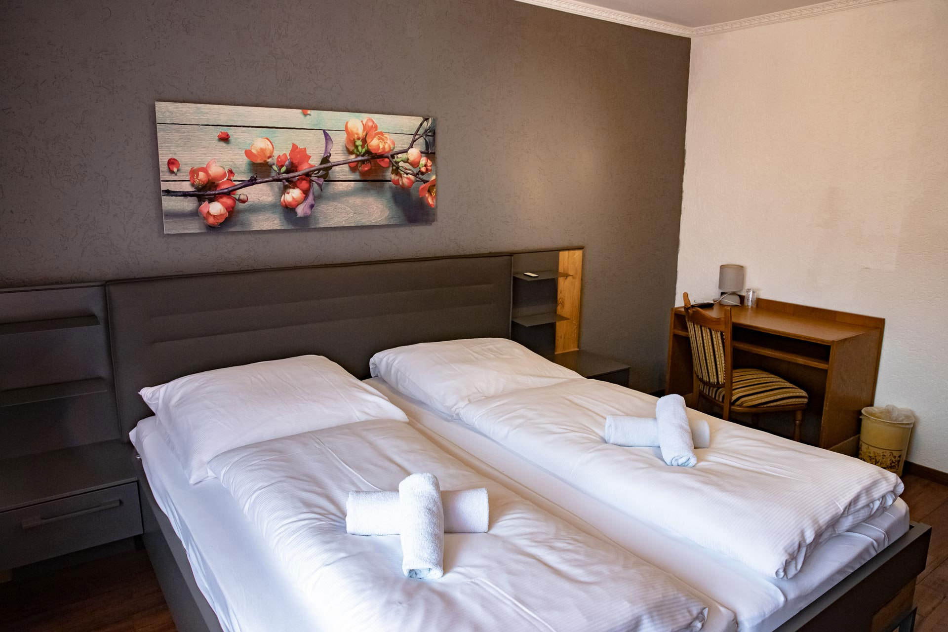 Gemütliches Doppelzimmer mit eigenem Bad im Hotel Menden