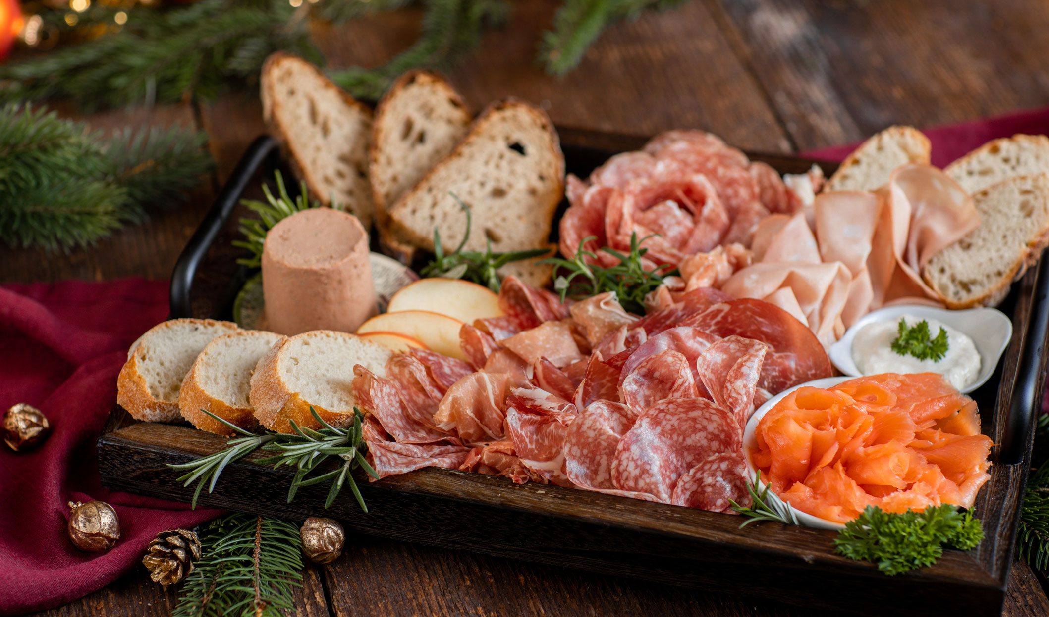Originale Speisenplatte des Restaurants mit herzhaften Spezialitäten und frischen Beilagen