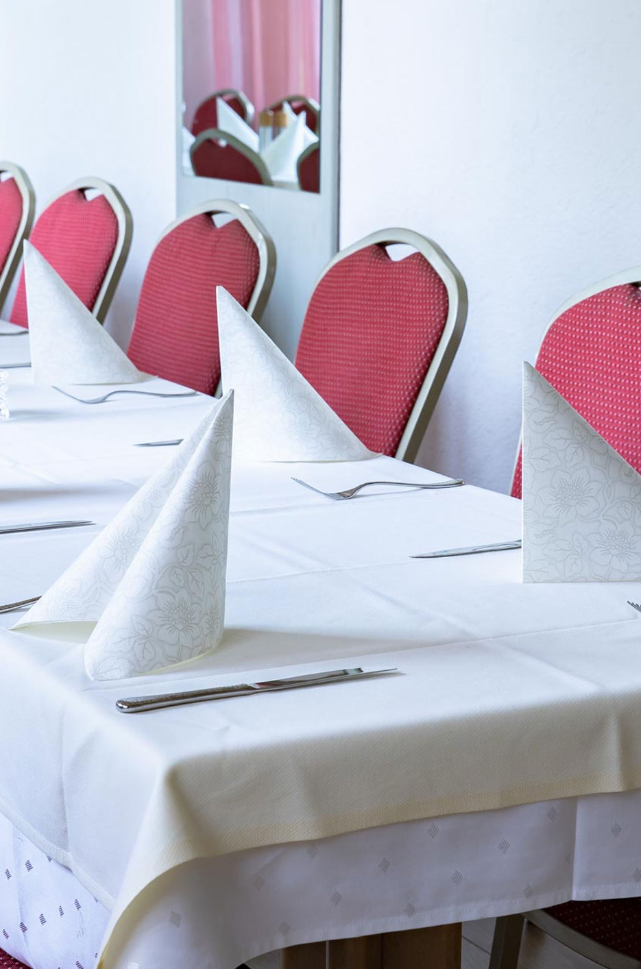 Festlich gedeckte Tafel für eine Feier im Restaurant Menden