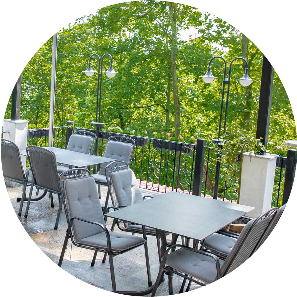 Der persönliche und einladende Aussenbereich des Hotel Restaurant Menden